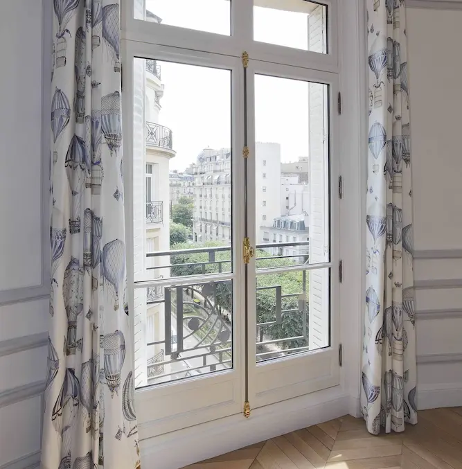 Fenêtre en bois à mouton et gueule de loup