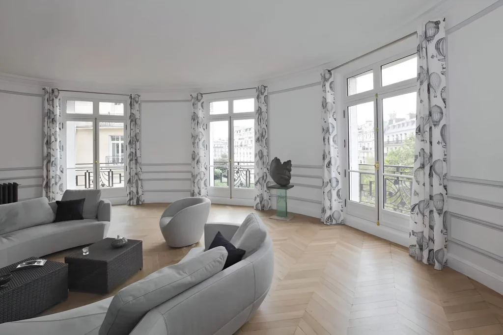 Salon avec fenêtres en bois