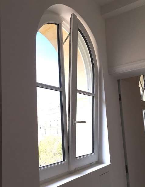 Fenêtre à recouvrement oscillo battante