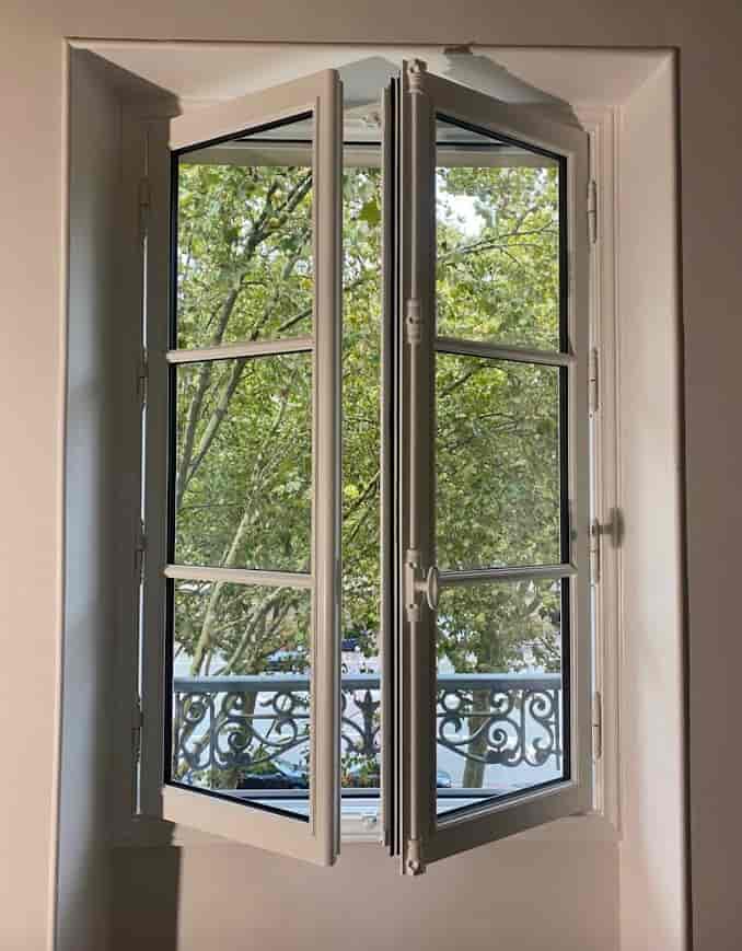 Fenêtre de toit à mouton et gueule de loup