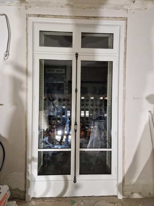 Pose de fenêtre en bois à mouton et gueule de loup